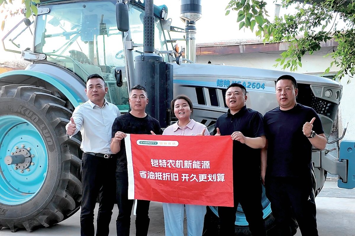 杨大哥团队与铠特KGA2604混动拖拉机田间合影