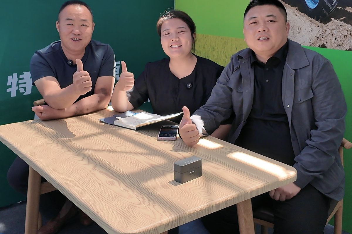 曾大哥与铠特农机团队在乌鲁木齐展会合影