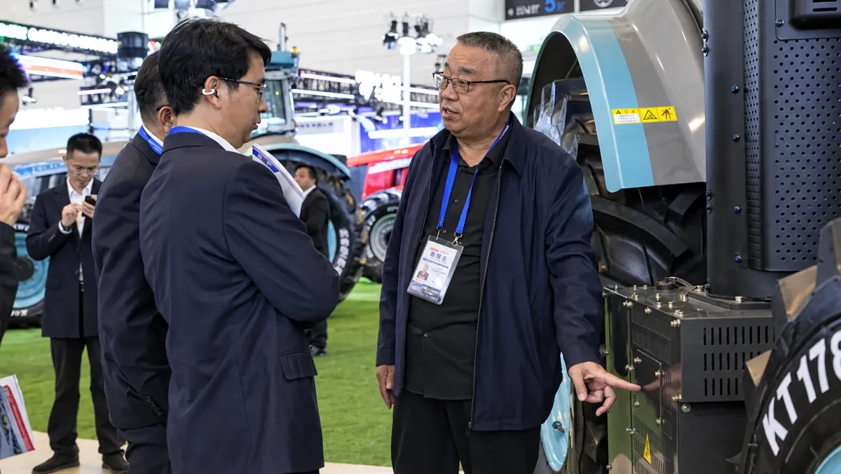 Keroty team presenting new-energy tractors to customers at the Tianjin agricultural machinery exhibition