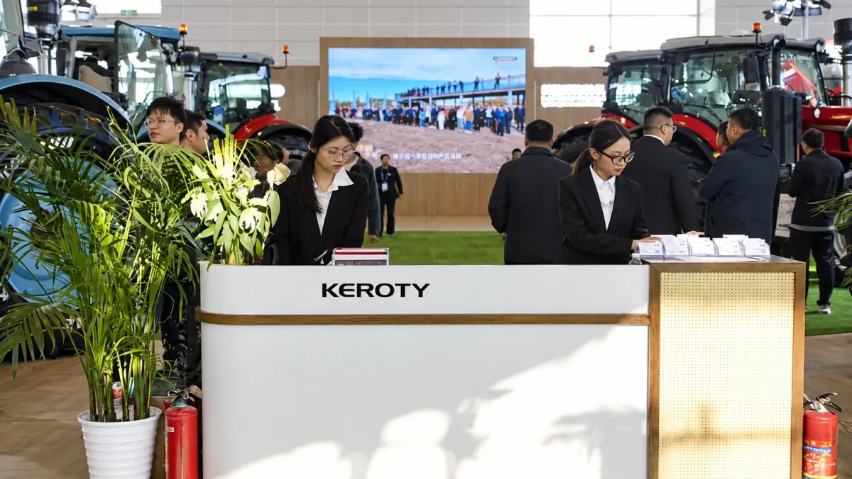 Зона приёма посетителей на стенде Keroty S9C05 во второй день выставки сельхозтехники в Тяньцзине